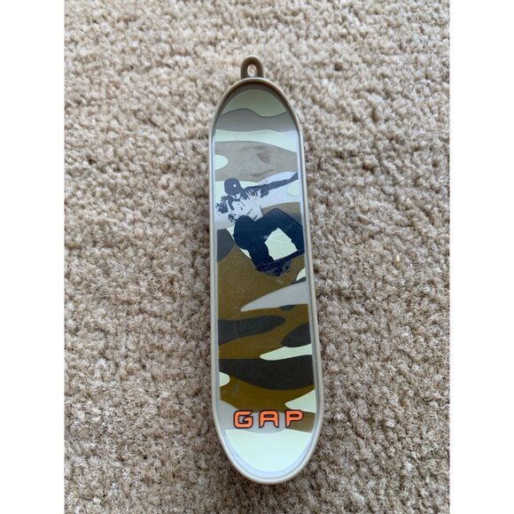 GAP Mini Skateboard Charm Keychain - Camo Design With Skater Graphic 4”  Vintage - Picture 3 of 5